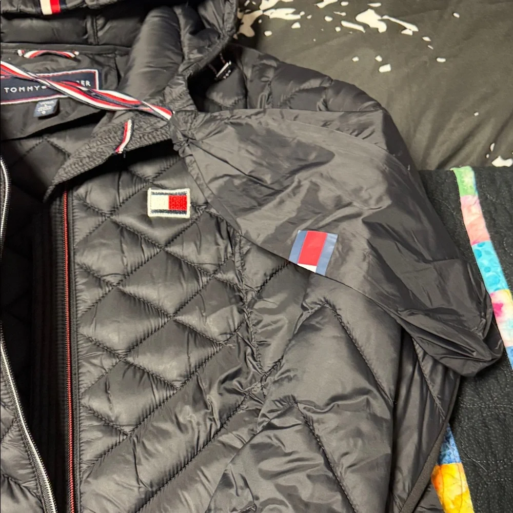 Tommy Hilfiger Black Quilted Hooded Puffer Jacket with Logo - Picture 4 of 4
